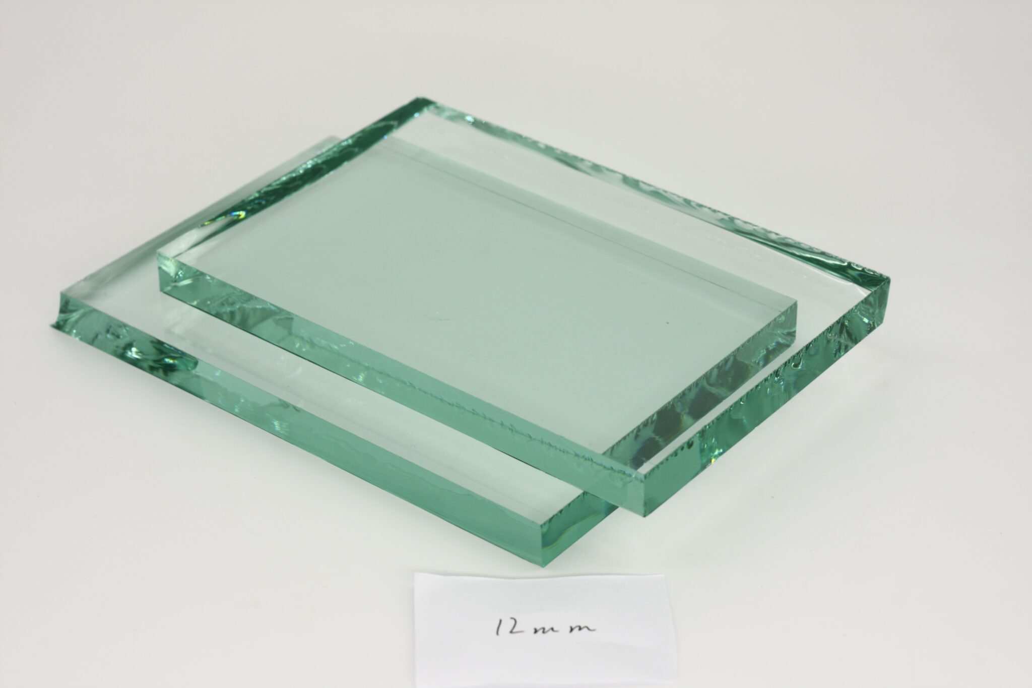 Обычная стеклянная. Стекло Float Glass. Флоат стекло 3 мм. Стекло 4мм 775х1080мм. Стекло 4мм 1672*233 мм.